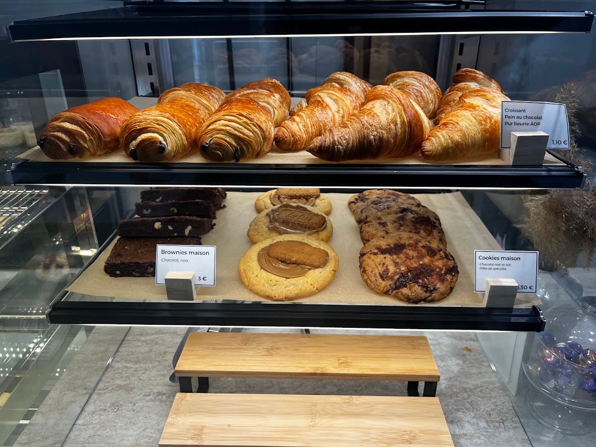 Viennoiseries et pâtisseries maison en vitrine